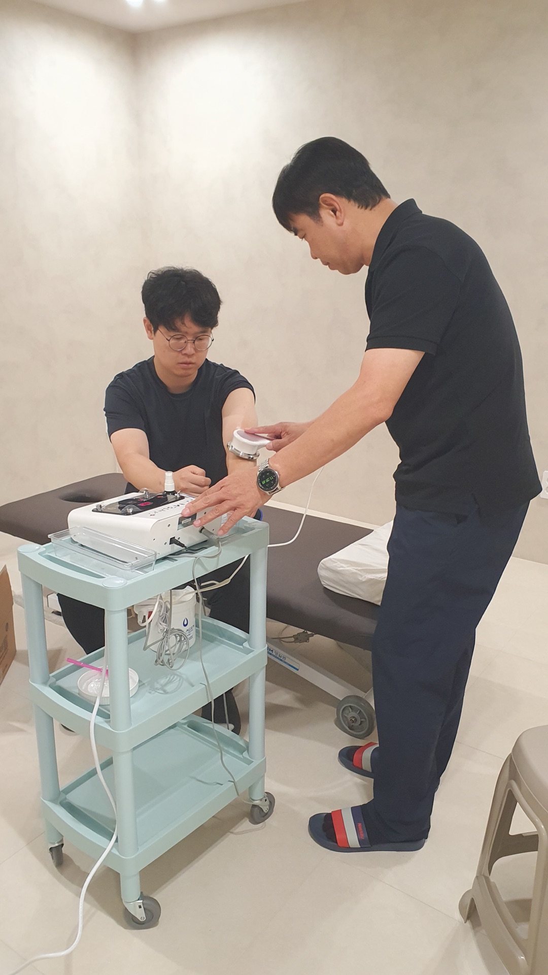담당자가 뉴로비아 M3 사용법을 실제로 교육하는 장면